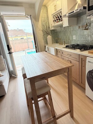 Refrigerador, microondas, parrilla de estufa y licuadora