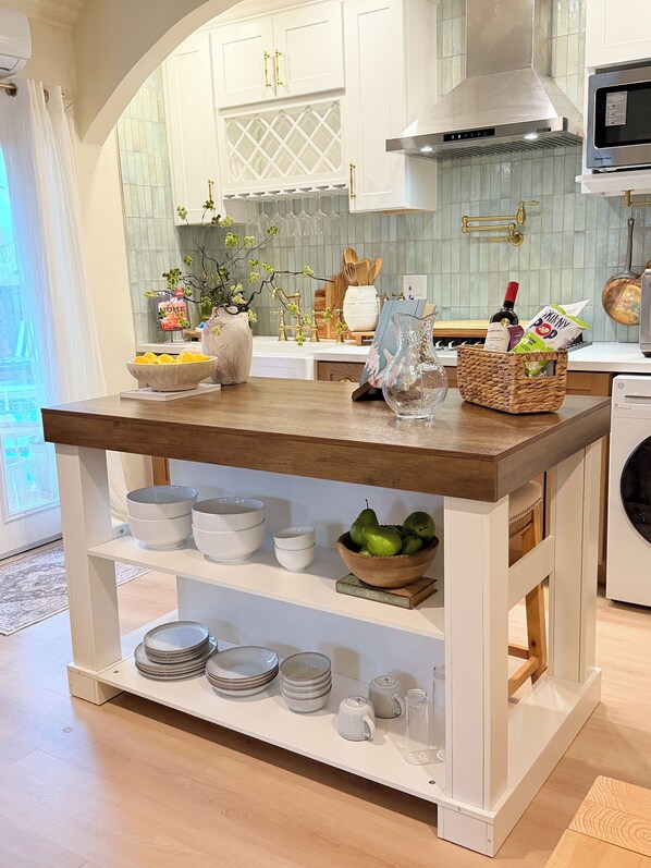 Fridge, microwave, stovetop, blender