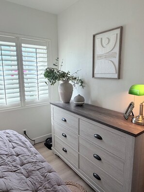 Tabla de planchar con plancha, wifi gratis y ropa de cama