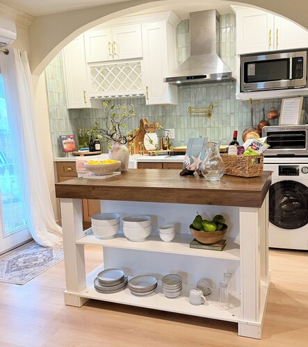 Your Private Pool Getaway, Gourmet Kitchen, Serene Stay Near Everything!