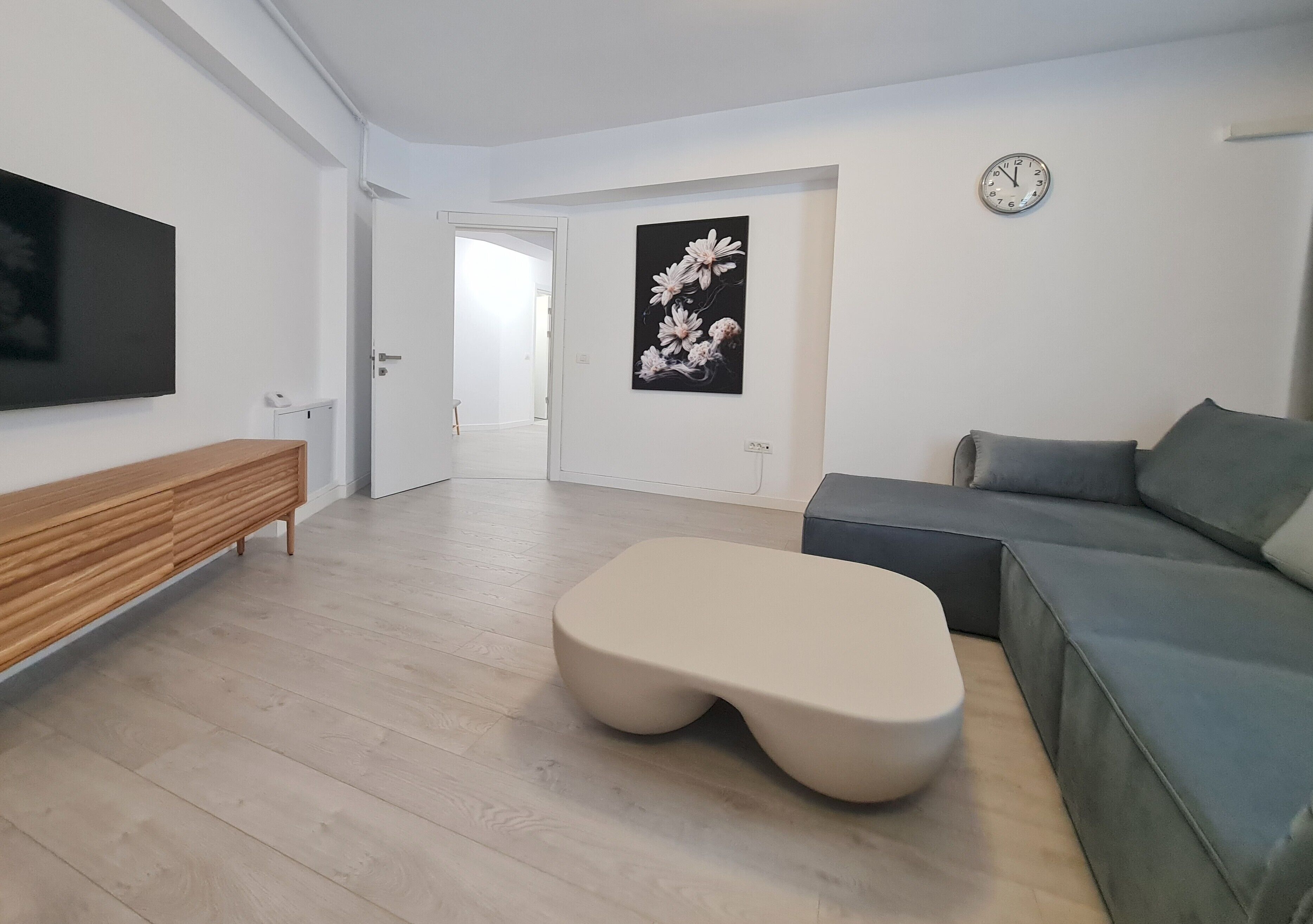 100-cm flat-screen TV with cable channels, Netflix, first-run films