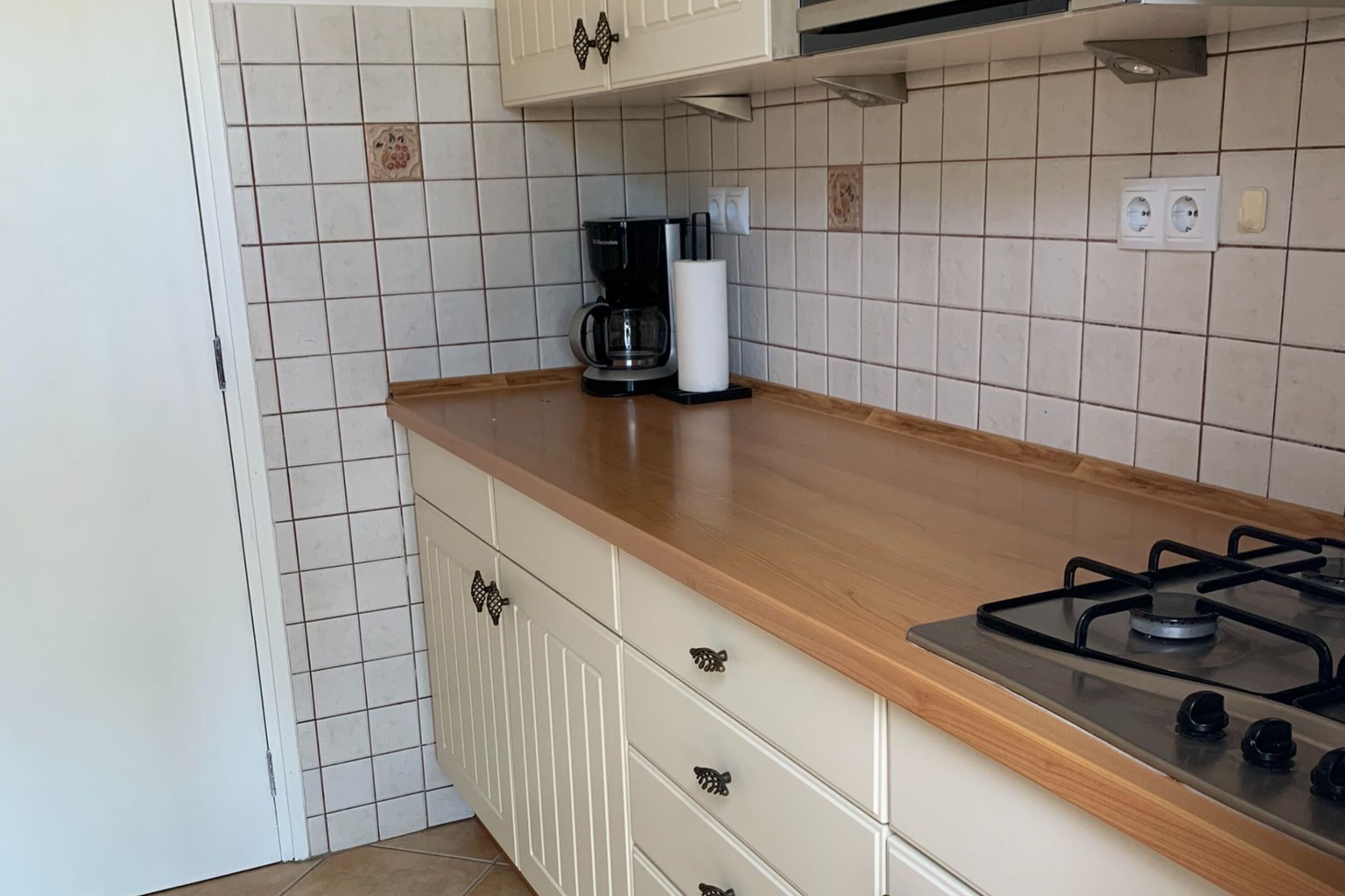 Coffee/tea maker, fridge, oven, stovetop