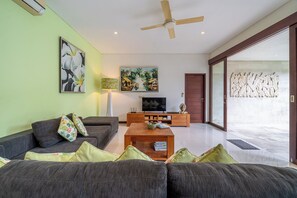 Smart TV - Villa Rajawali – 3BR Private Villa Near Beach (Kabupaten Badung)