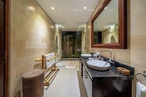 Shower, hair dryer, bidet, towels - Villa Rajawali – 3BR Private Villa Near Beach (Kabupaten Badung)