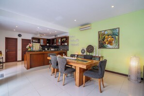 Dining - Villa Rajawali – 3BR Private Villa Near Beach (Kabupaten Badung)