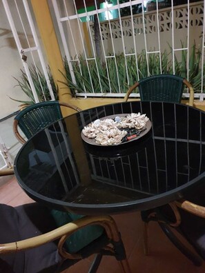Outdoor dining - Casa Andries, Stylish Apartment in the Heart of Steenrijk, Curacao (Willemstad)