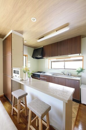 Casa familiar, vistas al jardín | Cocina privada | Hervidor eléctrico