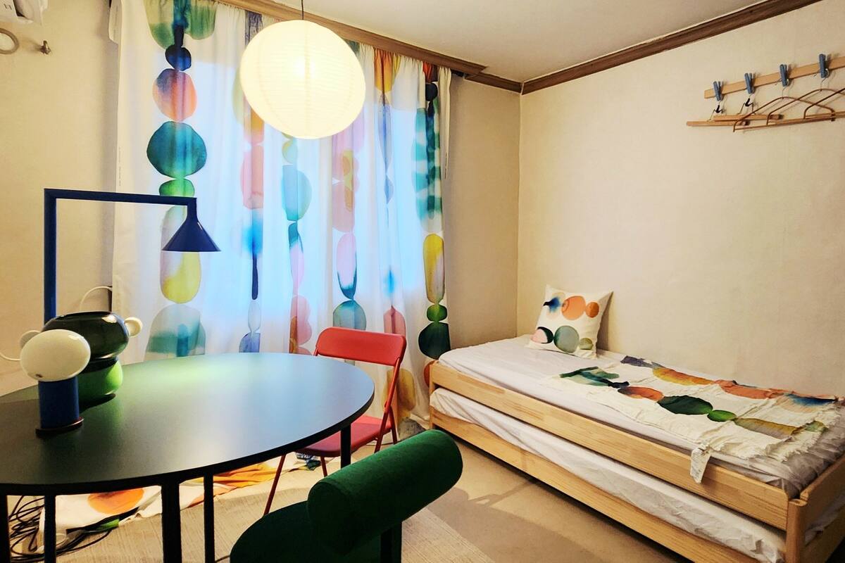 Free WiFi, bed sheets