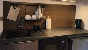 ファミリー 4 人部屋 | 専用キッチン | 小型冷蔵庫、電子レンジ、コンロ、調理器具と食器