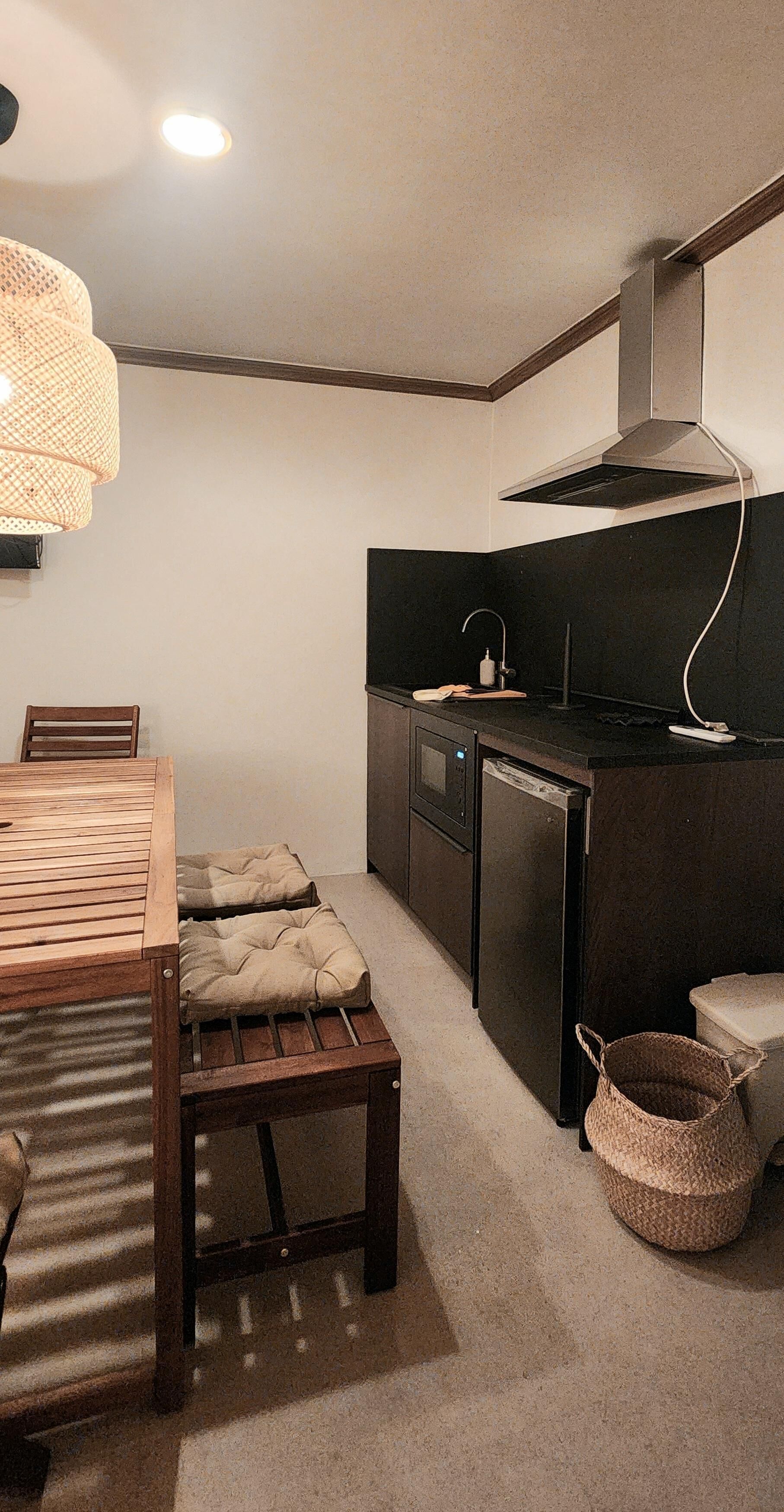 Habitación cuádruple familiar | Cocina privada | Frigorífico pequeño, microondas, placa de cocina y utensilios de cocina