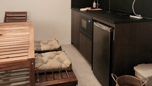 ファミリー 4 人部屋 | 専用キッチン | 小型冷蔵庫、電子レンジ、コンロ、調理器具と食器
