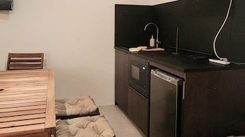 Habitación cuádruple familiar | Cocina privada | Frigorífico pequeño, microondas, placa de cocina y utensilios de cocina