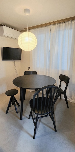 Neljän hengen perhehuone | Yksityinen keittiö | Minijääkaappi, mikroaaltouuni, liesi