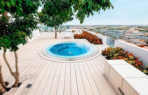 A rooftop pool with a clear view of the cityscape. - Modern 3bdr Apt at Villaggio - Rooftop Pool & Skybar (Accra)