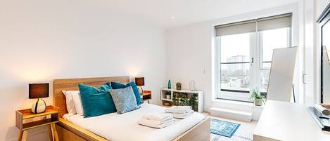 Bureau, fer et planche à repasser, accès Internet