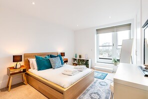 Desk, iron/ironing board, Internet - Holloway Penthouse with Balcony Views (London)