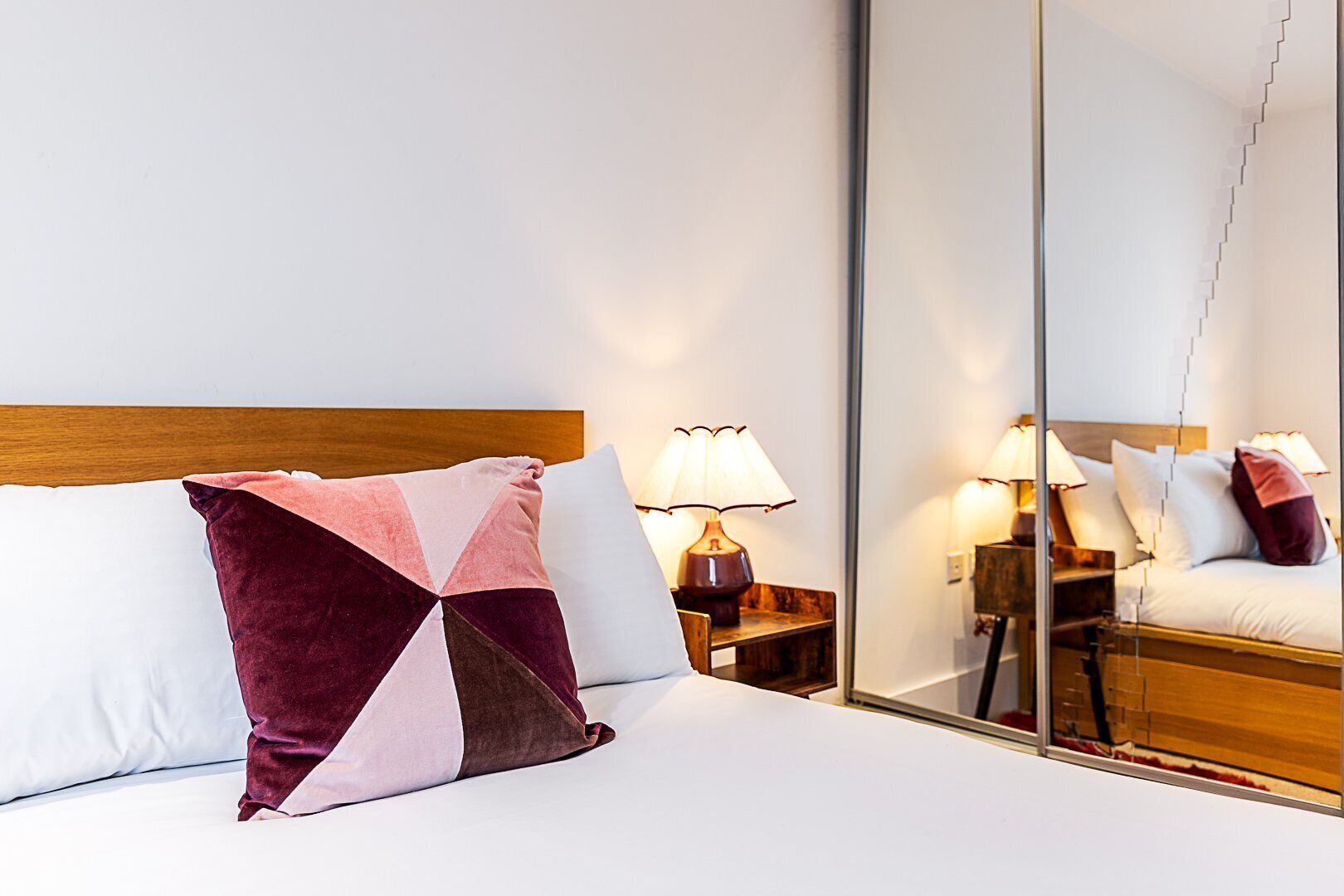 Skrivebord, strykejern/-brett og internettilgang