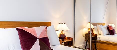 Skrivebord, strykejern/-brett og internettilgang