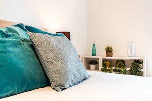 Desk, iron/ironing board, Internet - Holloway Penthouse with Balcony Views (London)