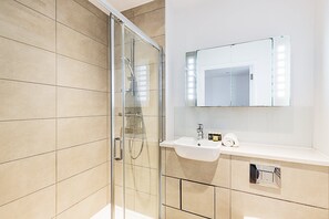 Shower, hair dryer - Holloway Penthouse with Balcony Views (London)