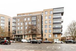 Exterior - Holloway Penthouse with Balcony Views (London)