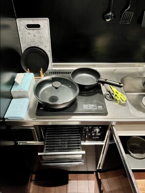 Fridge, microwave, stovetop, cookware/dishes/utensils - 3minute walk from HigashiShinjuku Station | Hote / Shinjuku-ku Tokyo (Shinjuku-ku)