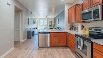 Kühlschrank, Mikrowelle, Ofen, Herdplatte