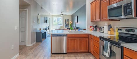 雪櫃、微波爐、焗爐、爐具