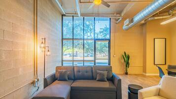 Una televisión, una oficina