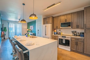 Geladeira, micro-ondas, fogão, cooktop