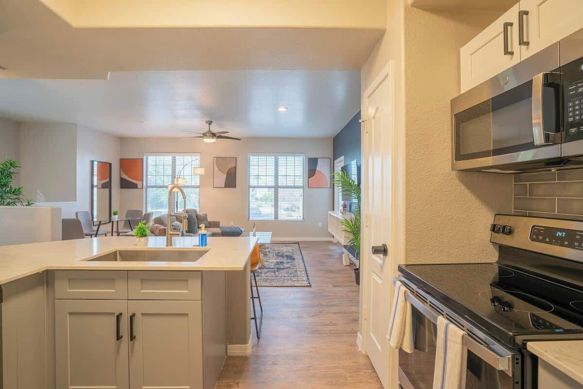 Køleskab, mikrobølgeovn, ovn, kogeplade