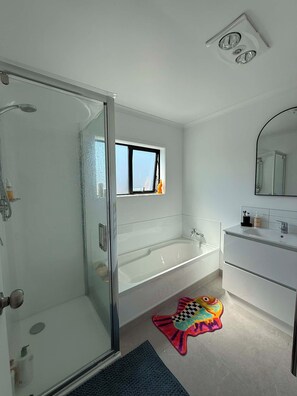 Hair dryer, towels, soap, toilet paper - Papamoa beach bach -beach vibes but home comforts.  Hop, skip, Jump = beach! (Tauranga)