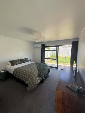 Internet, bed sheets - Papamoa beach bach -beach vibes but home comforts.  Hop, skip, Jump = beach! (Tauranga)