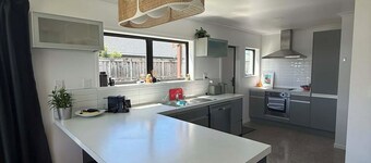 Papamoa beach bach -beach vibes but home comforts.  Hop, skip, Jump = beach!