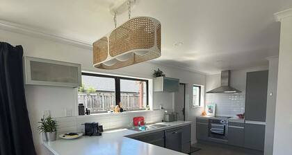 Papamoa beach bach -beach vibes but home comforts. Hop, skip, Jump = beach!