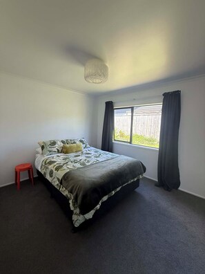 Internet, bed sheets - Papamoa beach bach -beach vibes but home comforts.  Hop, skip, Jump = beach! (Tauranga)