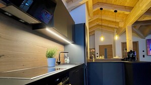Una cocina moderna con horno empotrado, estufa y pileta.