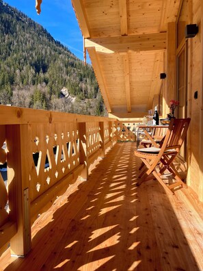 Outdoor dining - Vacation apartment Kehlsteinblick, 1-2 persons, 87 sqm, separate bedroom, kitchen, living room, shower/WC, balcony (Schönau am Königssee)