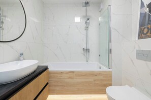 Shower, hair dryer, towels, shampoo - Stylish Apartment with Balcony | Parking | Close to the Port (Kołobrzeg)