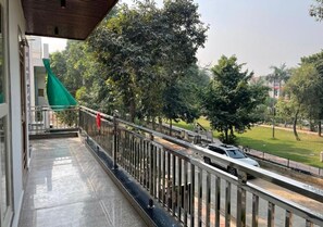 Kahden hengen huone, parveke, näköala puutarhaan | Näkymä puutarhaan