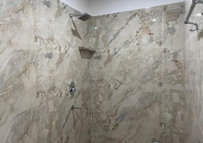 Kahden hengen huone, parveke, näköala puutarhaan | Kylpyhuone