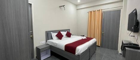 Double Room, Balcony, Garden View | Iron/ironing board