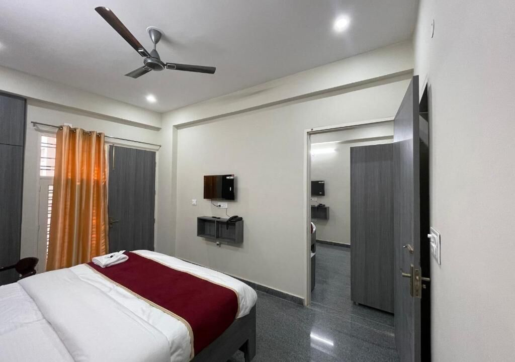 Bàn ủi/dụng cụ ủi quần áo 