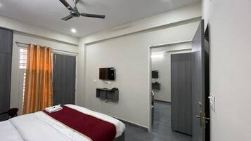 Double Room, Balcony, Garden View | Iron/ironing board