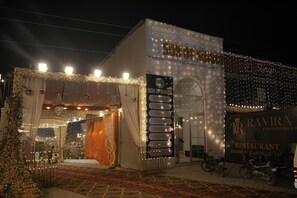 المنشأة من الخارج