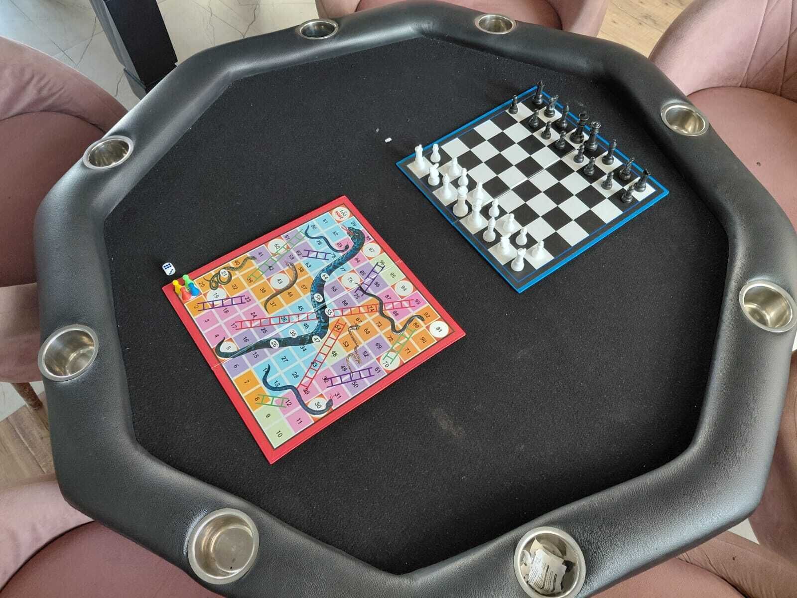 Uma mesa com um jogo de tabuleiro e um tabuleiro de xadrez.