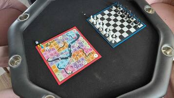 Uma mesa com um jogo de tabuleiro e um tabuleiro de xadrez.