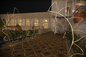 المنطقة المحيطة بالمنشأة