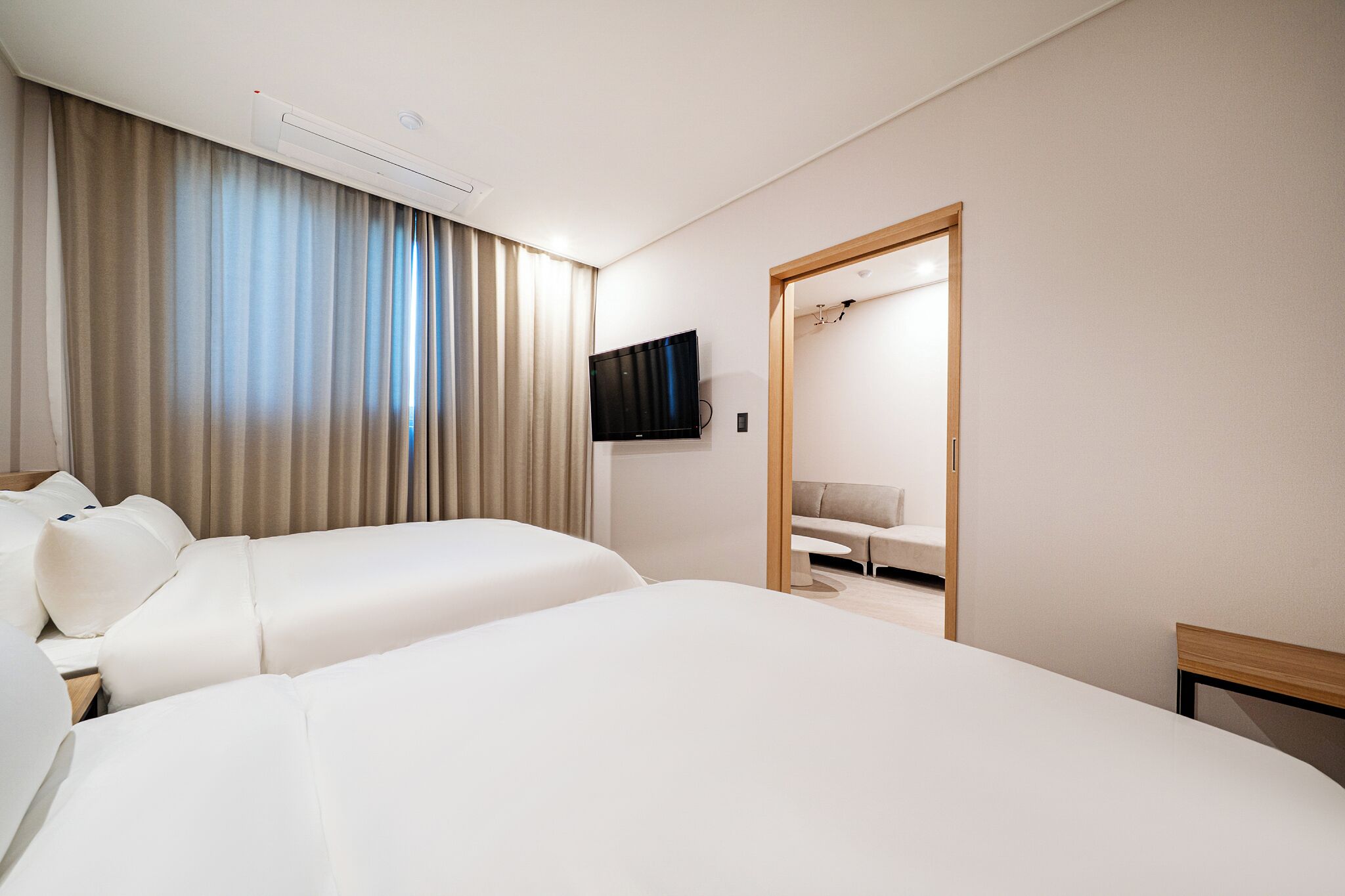 Suite | Desk, free WiFi