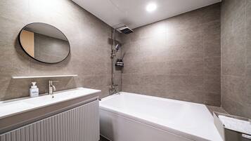 스위트 | 욕실 | 헤어드라이어, 타월, 비누, 샴푸